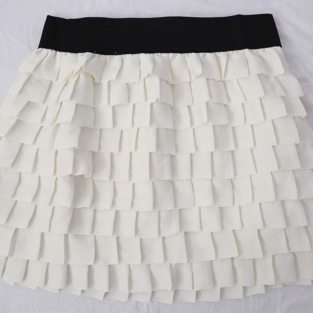 NWOT, BB DAKOTA, RUFFLE MINI SKIRT - MEDIUM!